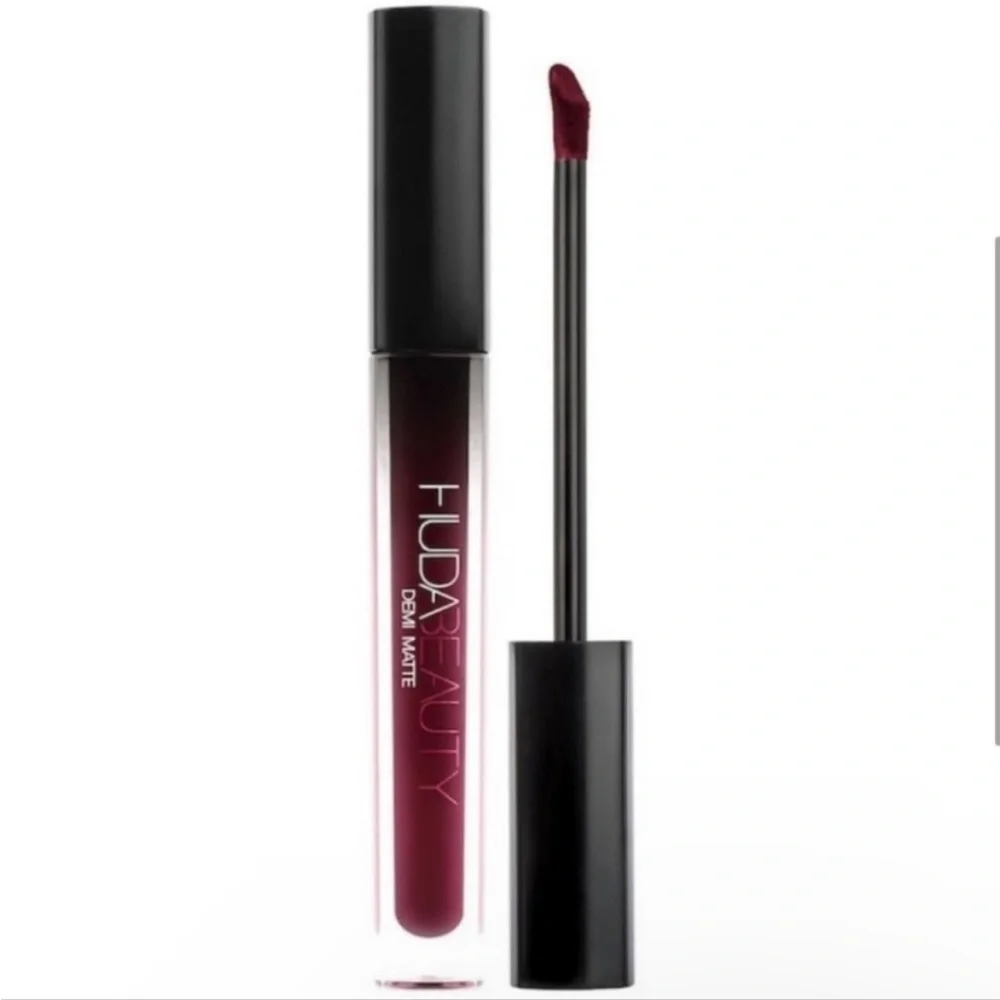 💋 HUDA BEAUTY Demi Matte Lipstick in BAWSE